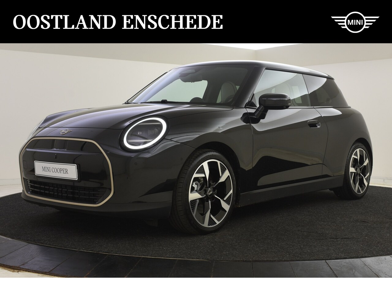 MINI Cooper - Hatchback E / Favoured Trim / Pakket L / 18 inch Slide Spoke 2-tone - AutoWereld.nl