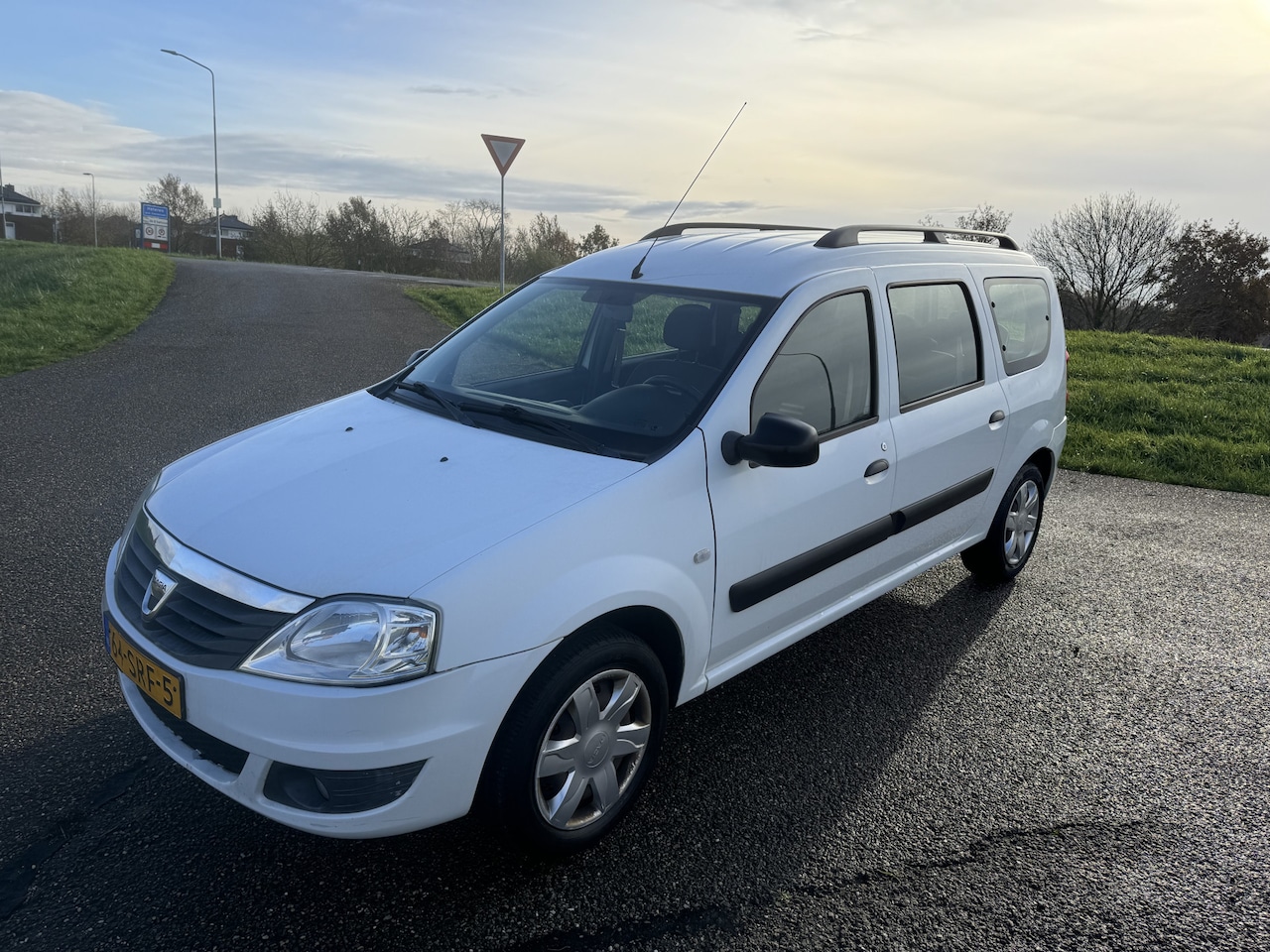 Dacia Logan MCV - 1.6 MPI Aniversare 7p. 1.6 MPI Aniversare 7p. - AutoWereld.nl