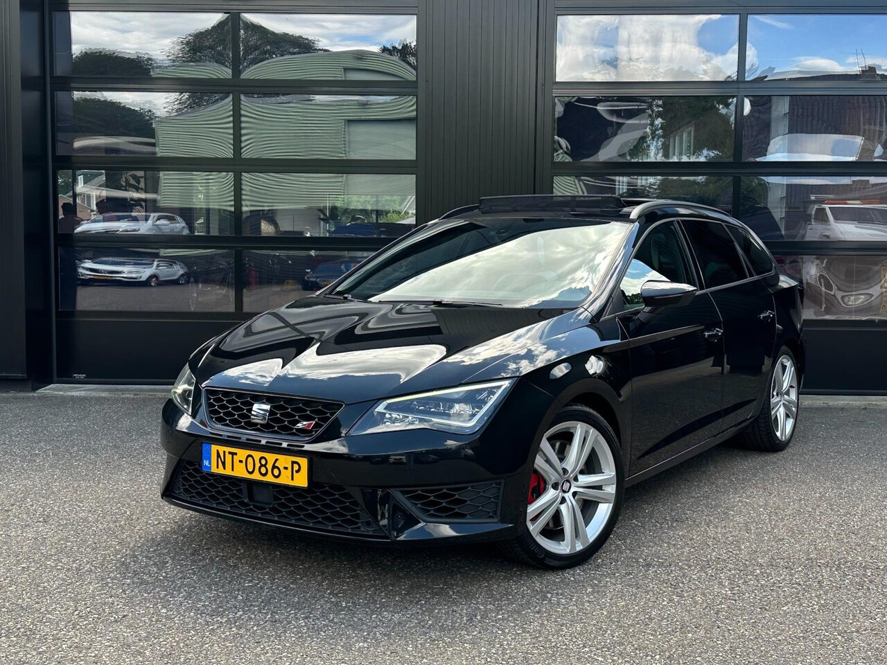 Seat Leon ST - 2.0 TSI Cupra 280 Led Pano Navi AdapCruise - AutoWereld.nl