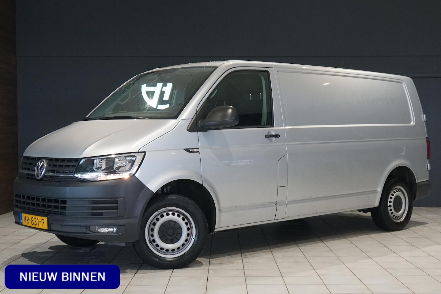 Volkswagen Transporter - 2.0 TDI L2H1 Highline + NAVIGATIE / TREKHAAK - AutoWereld.nl