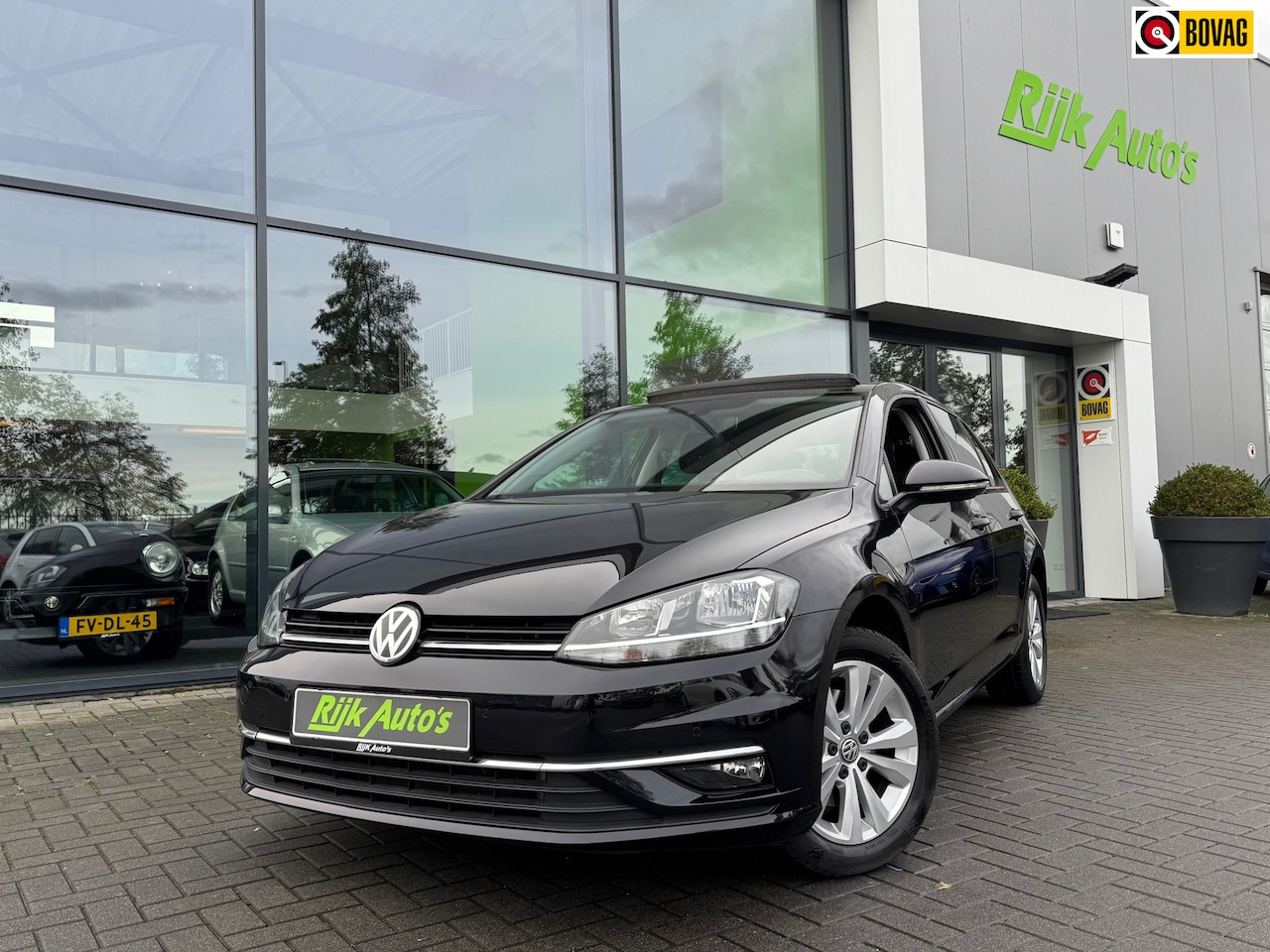 Volkswagen Golf - 1.5 TSI * Panoramadak * Virtual Cockpit * Achteruitrijcamera - AutoWereld.nl