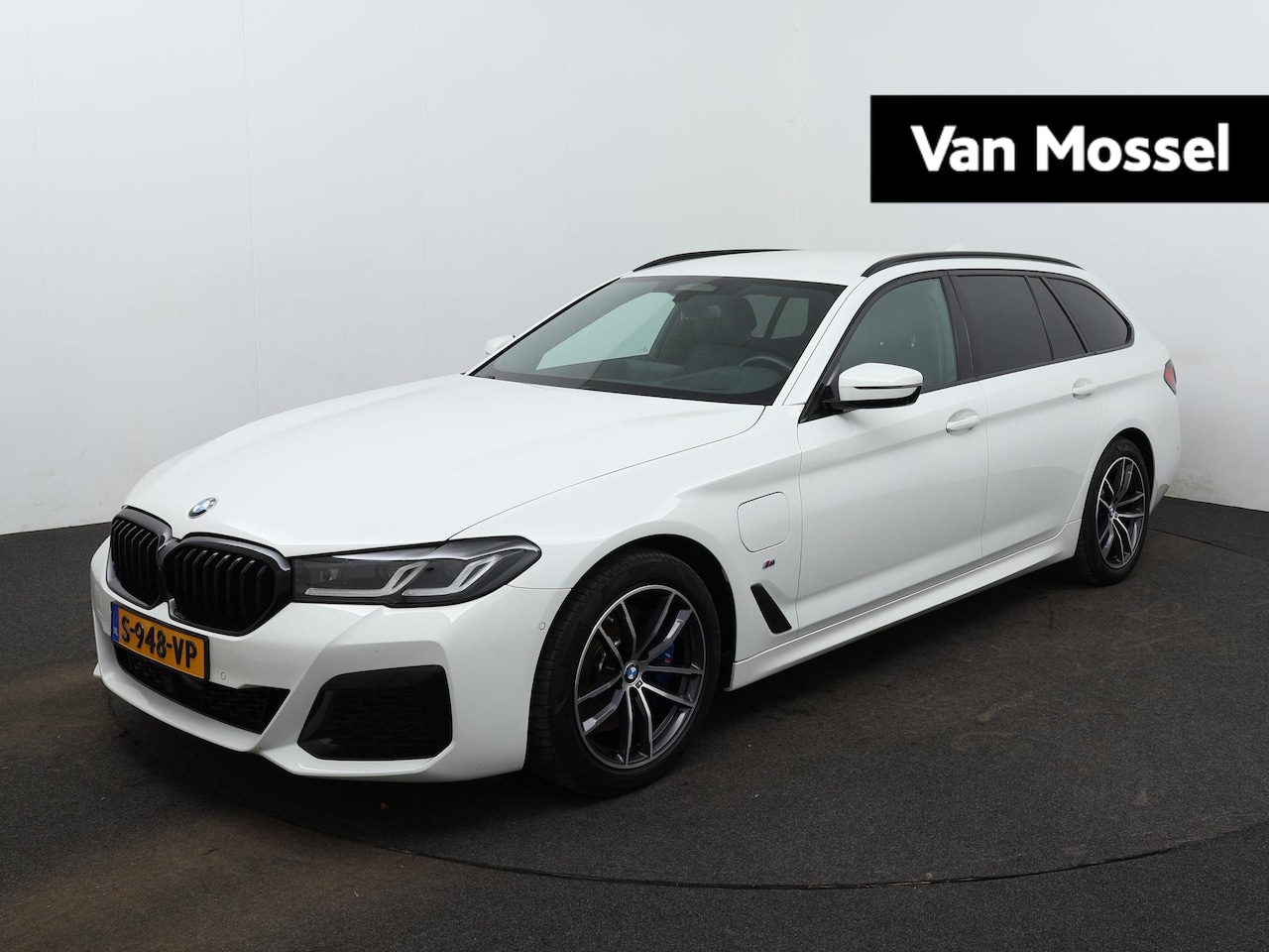 BMW 5-serie Touring - 530e xDrive High Executive M-sport Aut. | Leder | Sfeerverlichting | Stoelverwarming | Hea - AutoWereld.nl