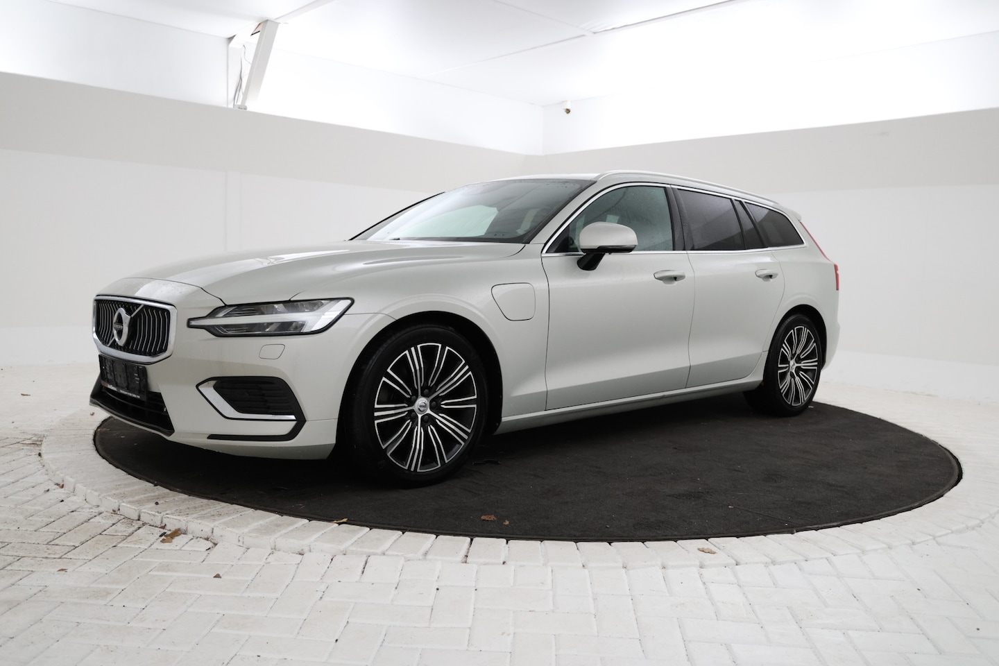 Volvo V60 - 2.0 T8 Twin Engine AWD Inscription Panoramadak, Volleder, Climate, Achterbank verwarming! - AutoWereld.nl