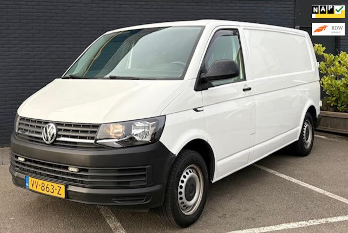 Volkswagen Transporter - 2.0 TDI L2H1 Trendline 2.0 TDI L2H1 Trendline - AutoWereld.nl