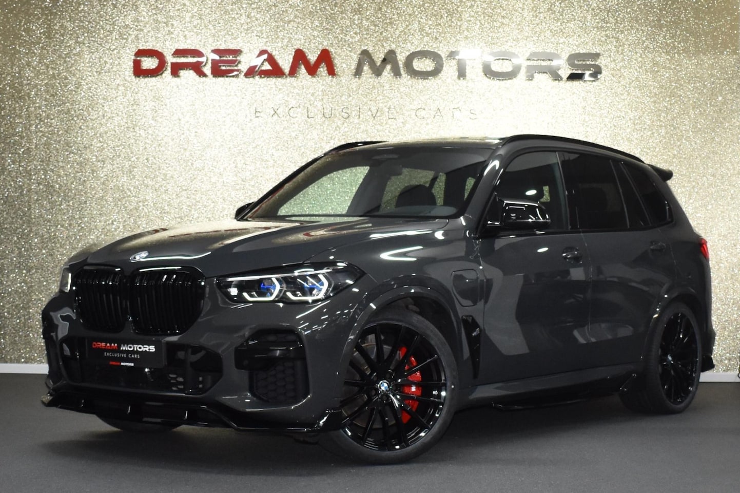 BMW X5 - 45e M-Sport xDrive 394pk | AKRAPOVIC | MASSAGE | B&W - AutoWereld.nl