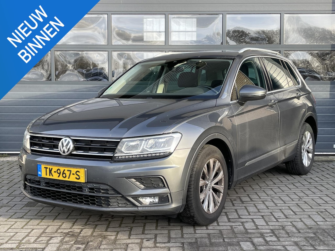 Volkswagen Tiguan - 1.4 TSI COMFORTLINE BUSINESS I SCHUIF/KANTEL DAK I APPLE/ANDROID I PARKEERSENSOREN I CRUIS - AutoWereld.nl