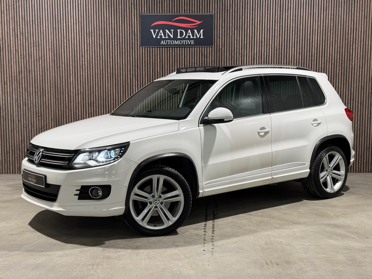 Volkswagen Tiguan - 1.4 TSI 3x R-Line Edition 2013 DSG PANO XENON LEDER - AutoWereld.nl