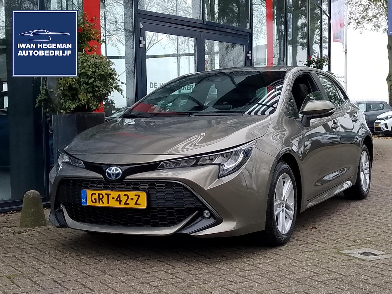 Toyota Corolla - 1.8 Hybrid Active | Navigatie | PDC + Camera | Cruise Control | LM Velgen - AutoWereld.nl