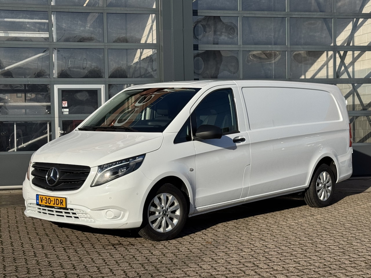 Mercedes-Benz Vito - 116 CDI XL | LED | Cruise control | Camera | Trekhaak | Standkachel | Certified 24 mnd gar - AutoWereld.nl