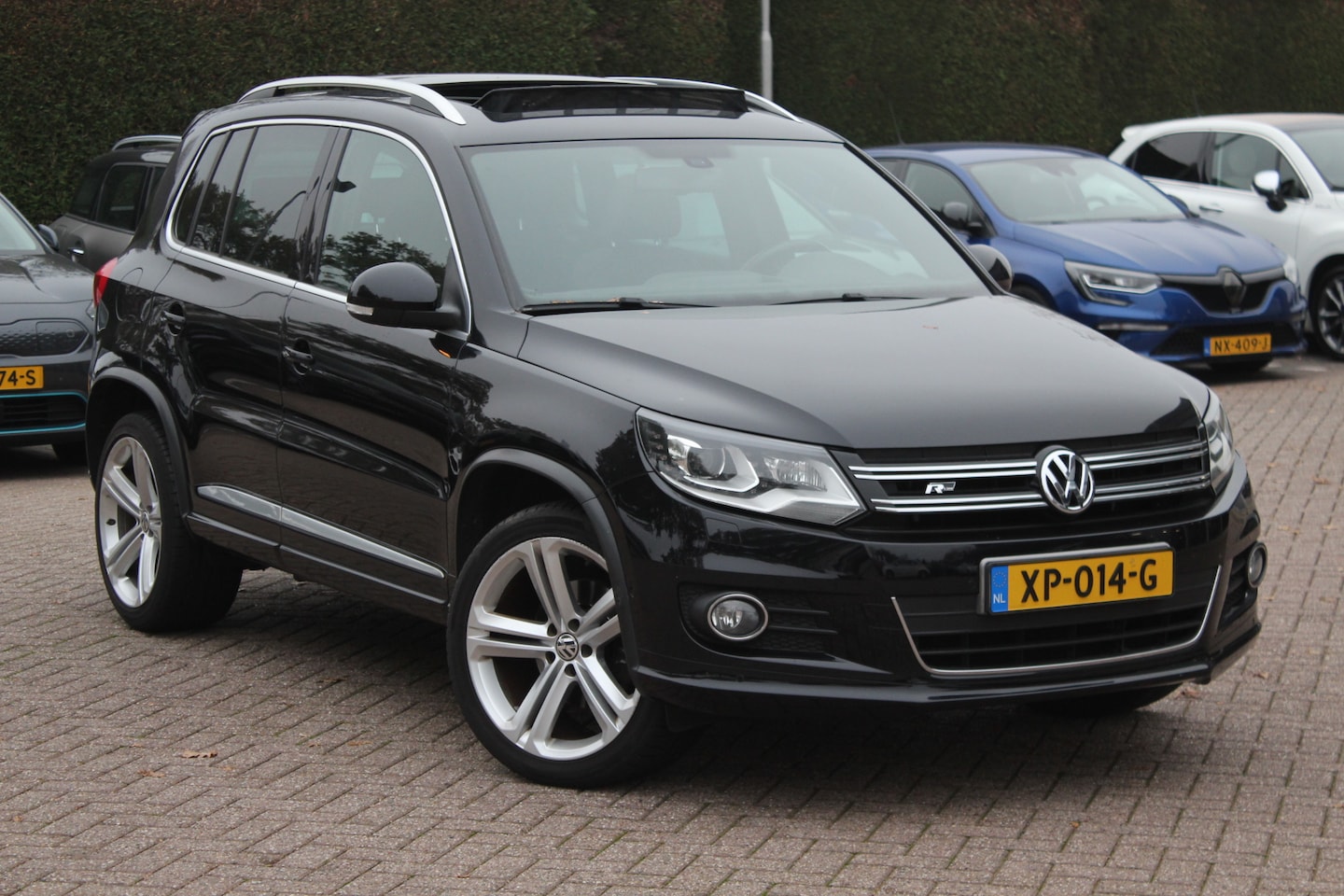 Volkswagen Tiguan - 1.4 TSI Sport&Style R-line / Trekhaak / Panoramadak / Camera / Xenon / 19'' / Standverwarm - AutoWereld.nl