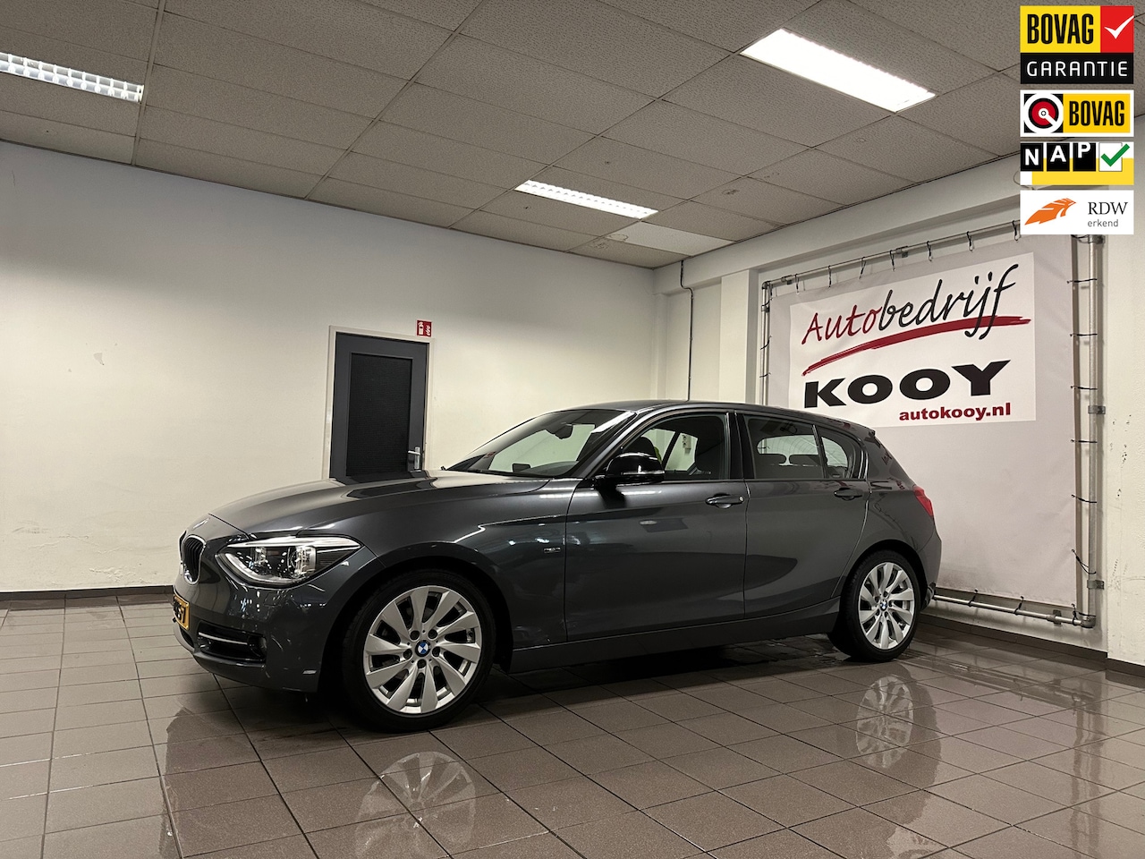 BMW 1-serie - 116i Business+ Sport * Xenon / Navigatie / Cruise control / LM Velgen / NL Auto * - AutoWereld.nl