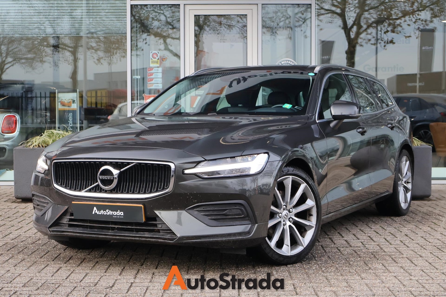 Volvo V60 - T4 2.0 Momentum 211pk | LED | Navi | Virtual | Carplay | Cruise | Climate | Half Leder - AutoWereld.nl