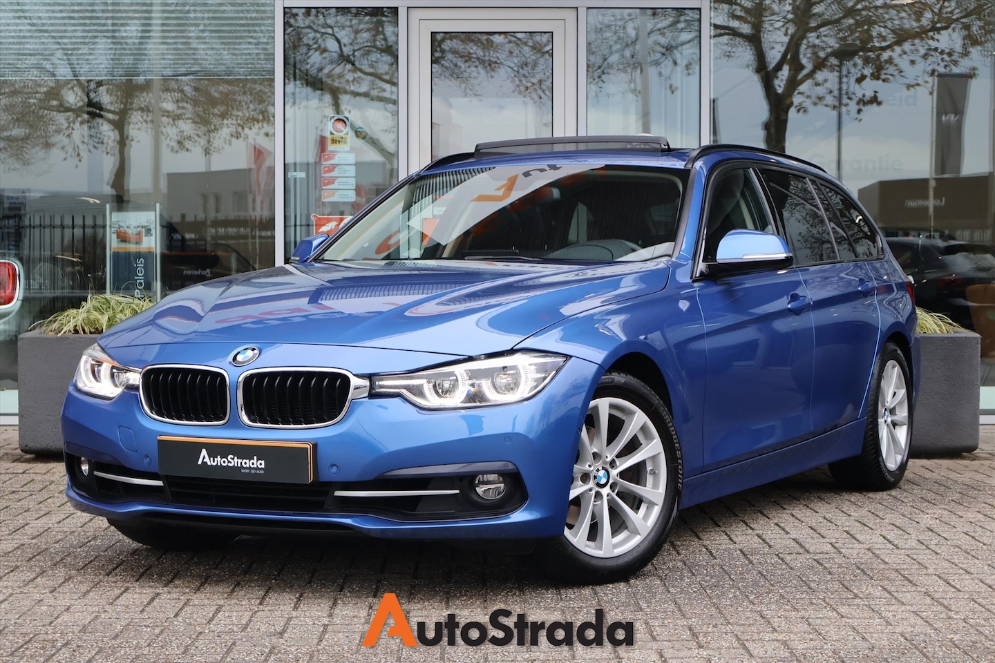 BMW 3-serie Touring - (f31) 318i LuxuryLine 136pk Aut I Navi I Pano I Camera I Trekhaak I Leder - AutoWereld.nl