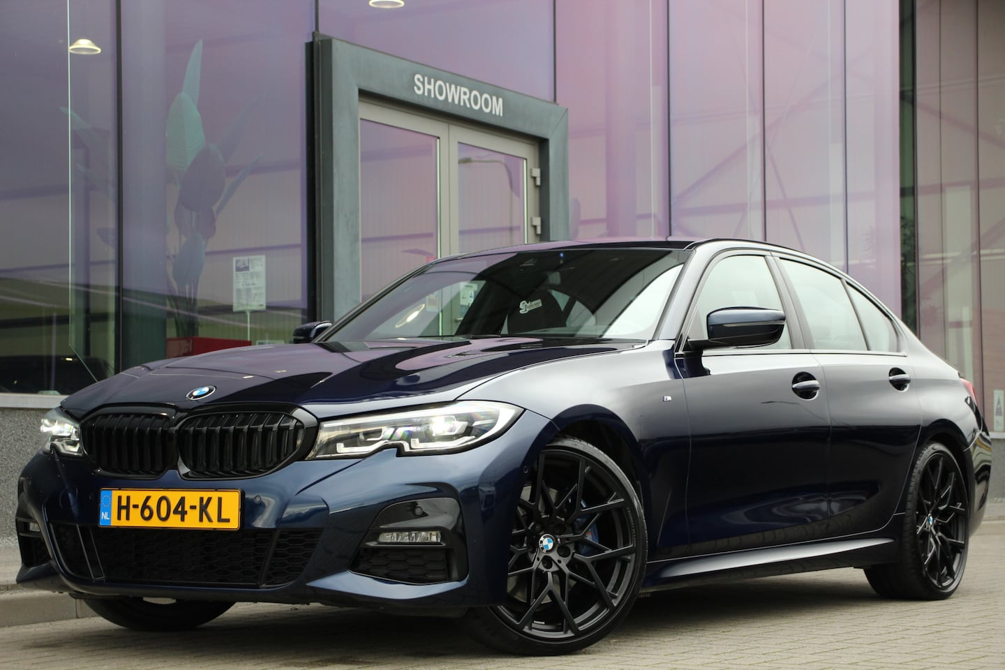 BMW 3-serie - 320i High Executive Edition | M-Sport | Leder | 20'' | HUD Black Friday Deals! - AutoWereld.nl