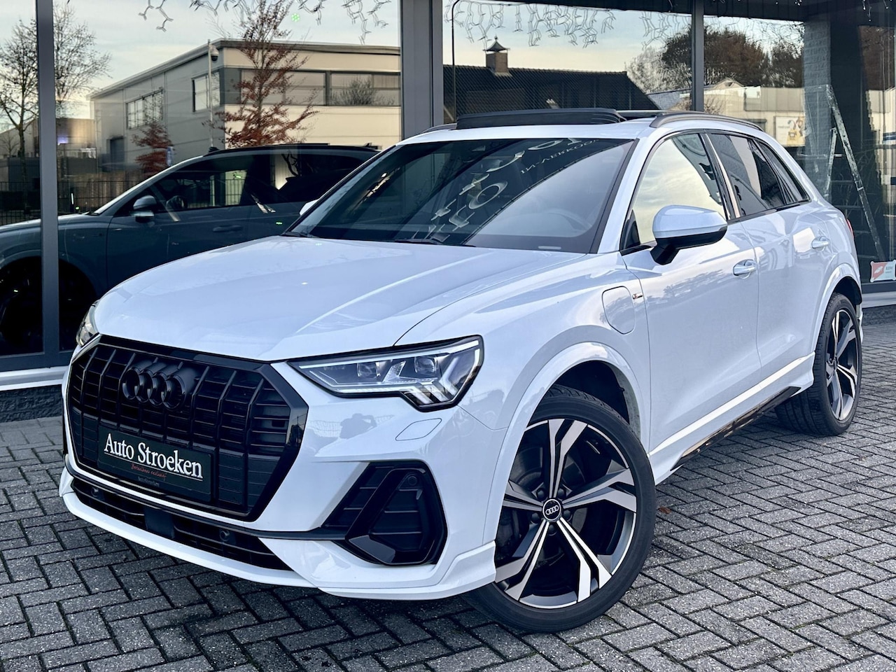 Audi Q3 - 45 TFSIe 3x S-Line Pano Leder Matrix Trekhaak 20" - AutoWereld.nl