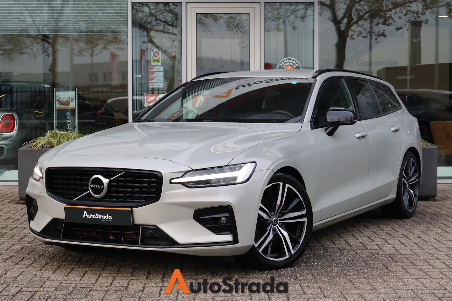 Volvo V60 - B3 R-Design Geartronic 163pk | Camera | Harman/Kardon | Navi | Stoelverwarming | Keyless | - AutoWereld.nl