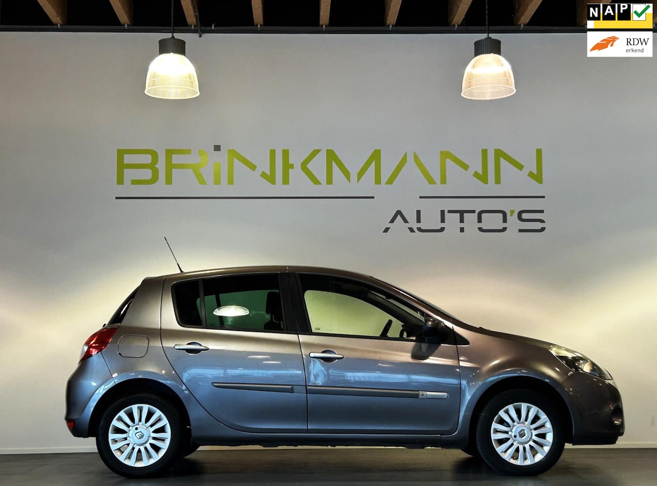 Renault Clio - 1.2 16V Collection - 5drs - Airco - Nwe Distr. - APK 11-'25 - AutoWereld.nl