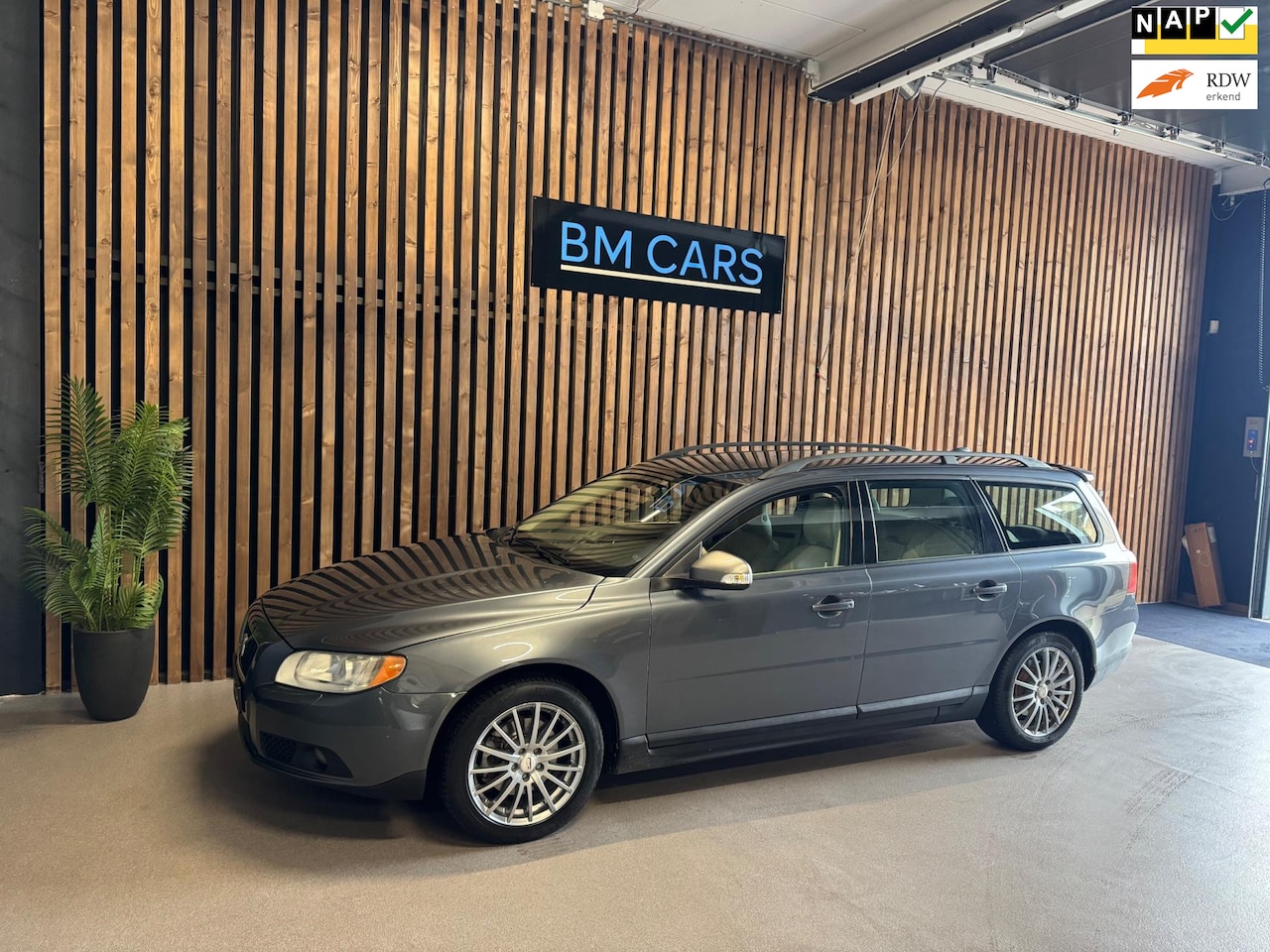 Volvo V70 - 2.0 Kinetic [bj 2009] Airco|Trkhaak|Leer - AutoWereld.nl