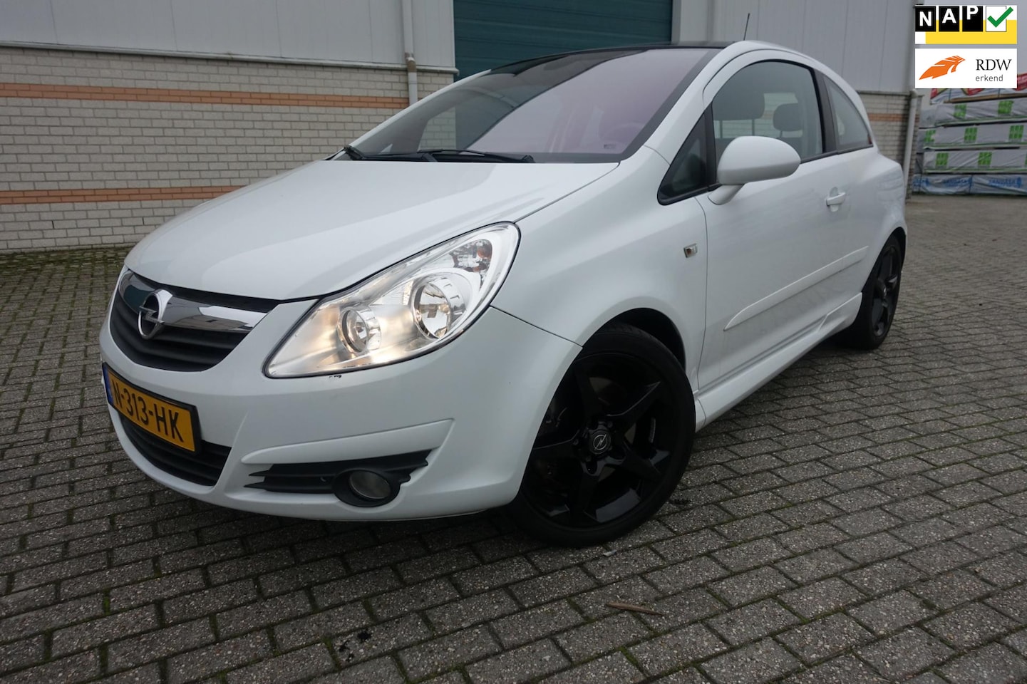 Opel Corsa - 1.6-16V GSI - pann dak - zwarte lm velgen - AutoWereld.nl