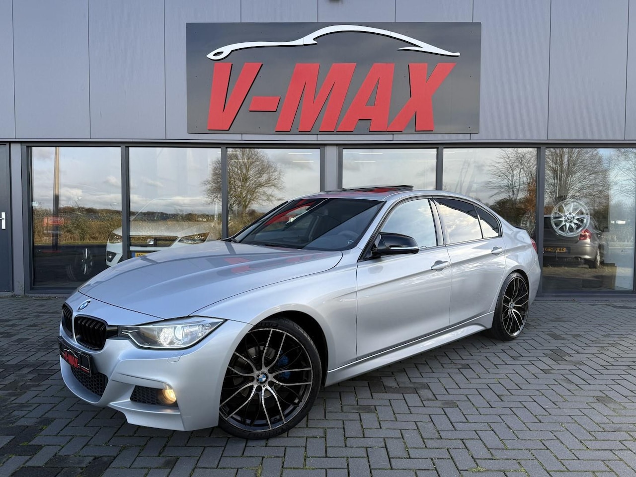 BMW 3-serie - 320i AUT M-Sport VolLeder Xenon Dak NaviProf Stoelvw PDC - AutoWereld.nl