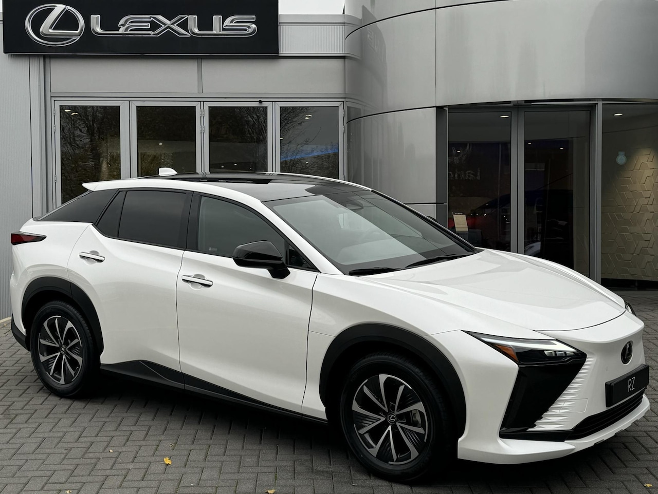 Lexus RZ - 450e Executive Line 71 kWh DIRECT LEVERBAAR VOORRAAD KORTING PANO-DAK STOELVERW STUURVERW - AutoWereld.nl