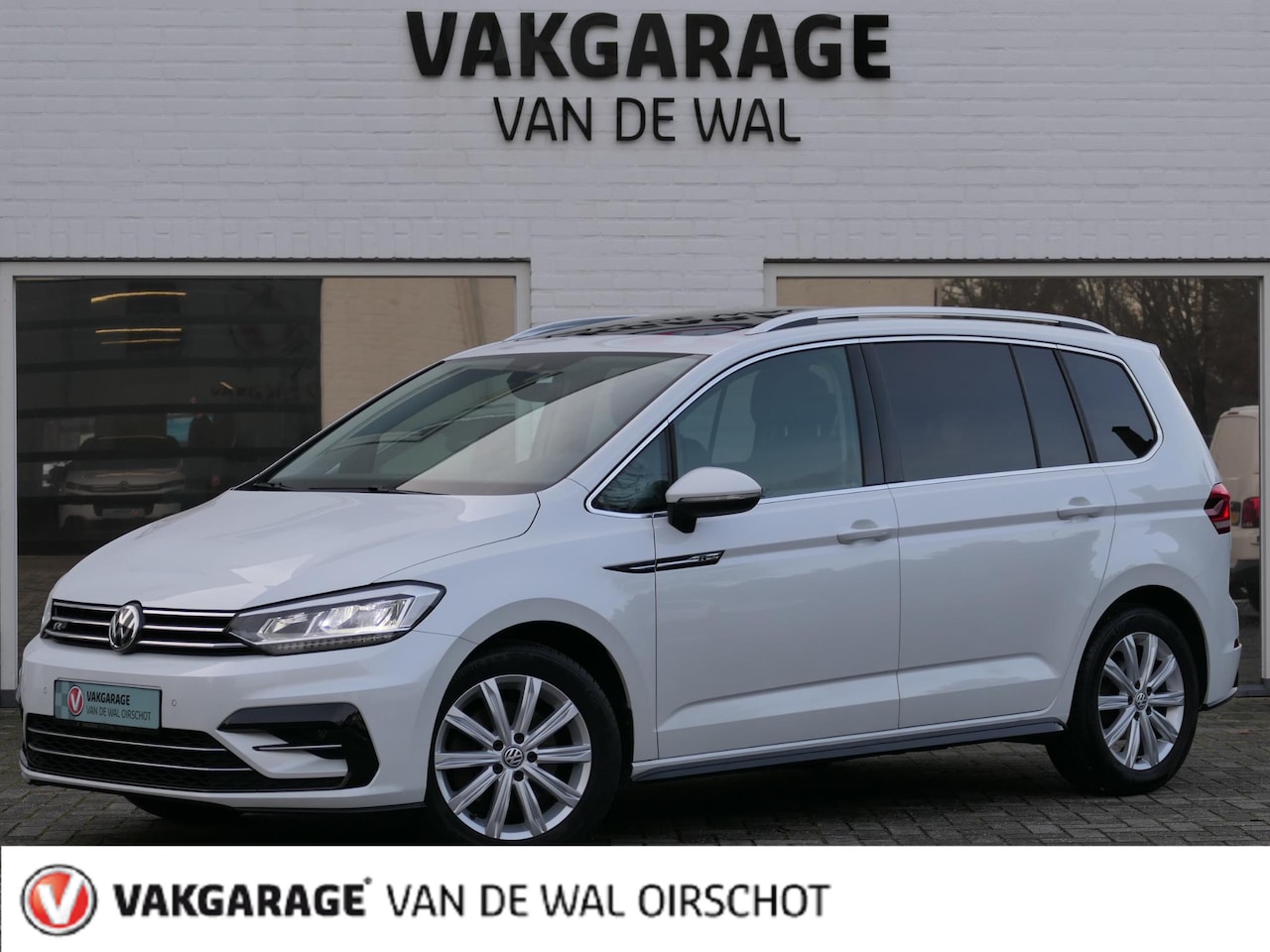 Volkswagen Touran - 1.4 TSI R-Line 7p | Panoramadak | Parelmoer | Achteruitrijcamera | Elektrische achterklep - AutoWereld.nl