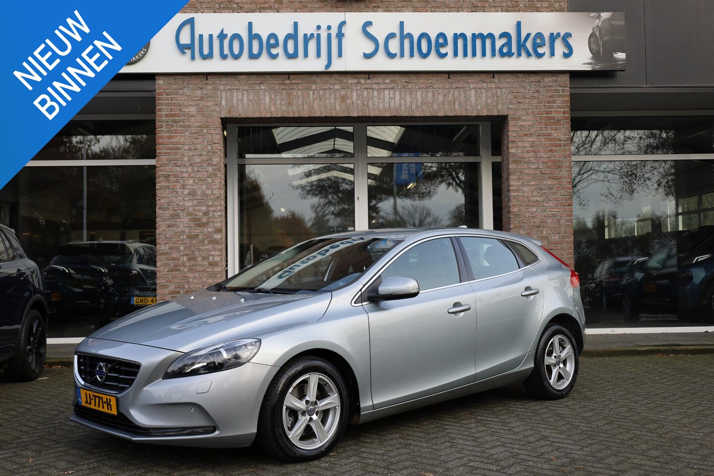 Volvo V40 - 2.0 T2 Momentum NAVI CRUISE RUIT+STOELVERWARMING STANDKACHEL CLIMA 2xPDC LMV NAP - AutoWereld.nl