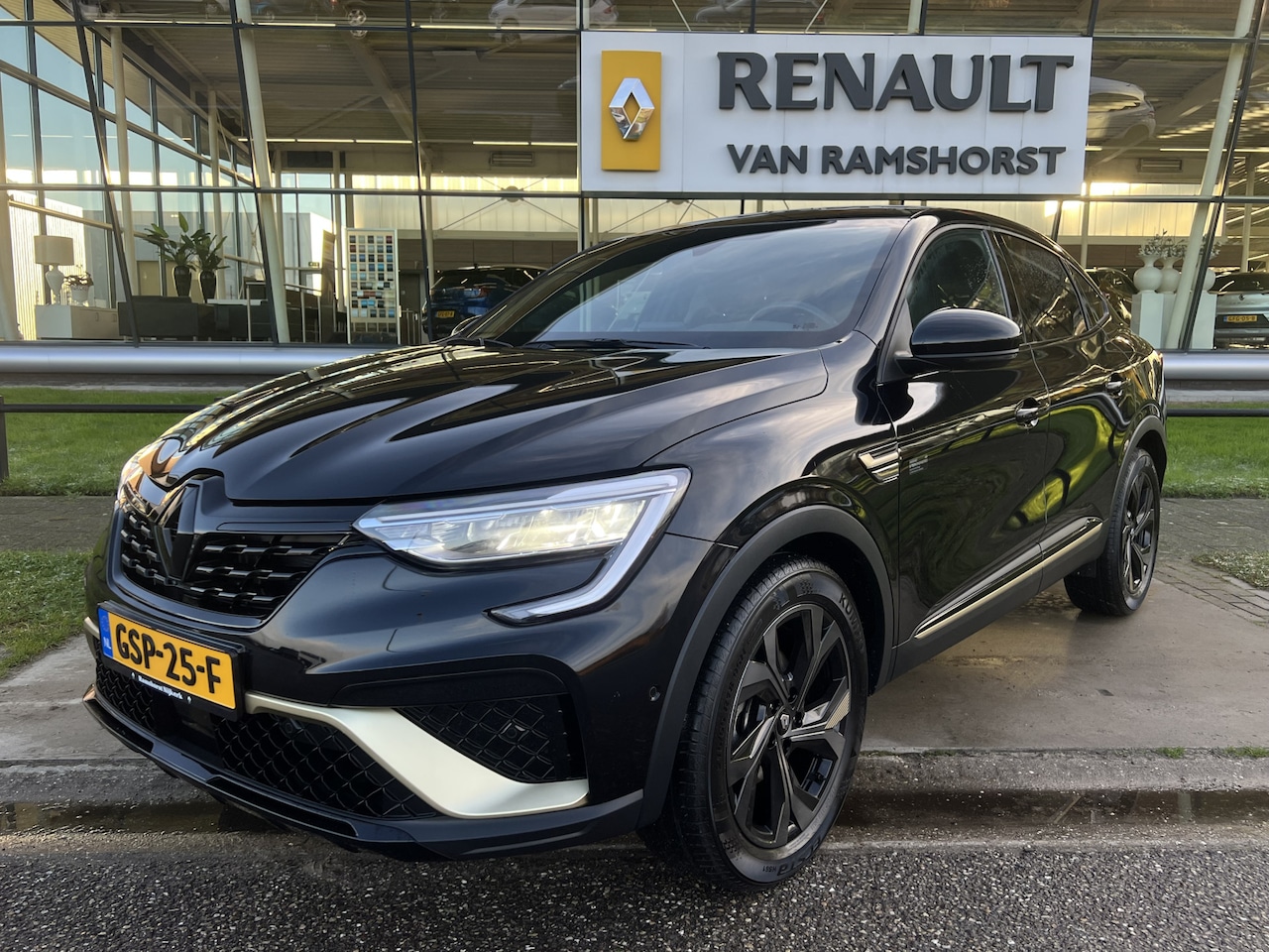 Renault Arkana - 1.6 E-Tech hybrid 145 E-Tech engineered / Schuif-Kanteldak / Adaptive Cruise / Lane assist - AutoWereld.nl