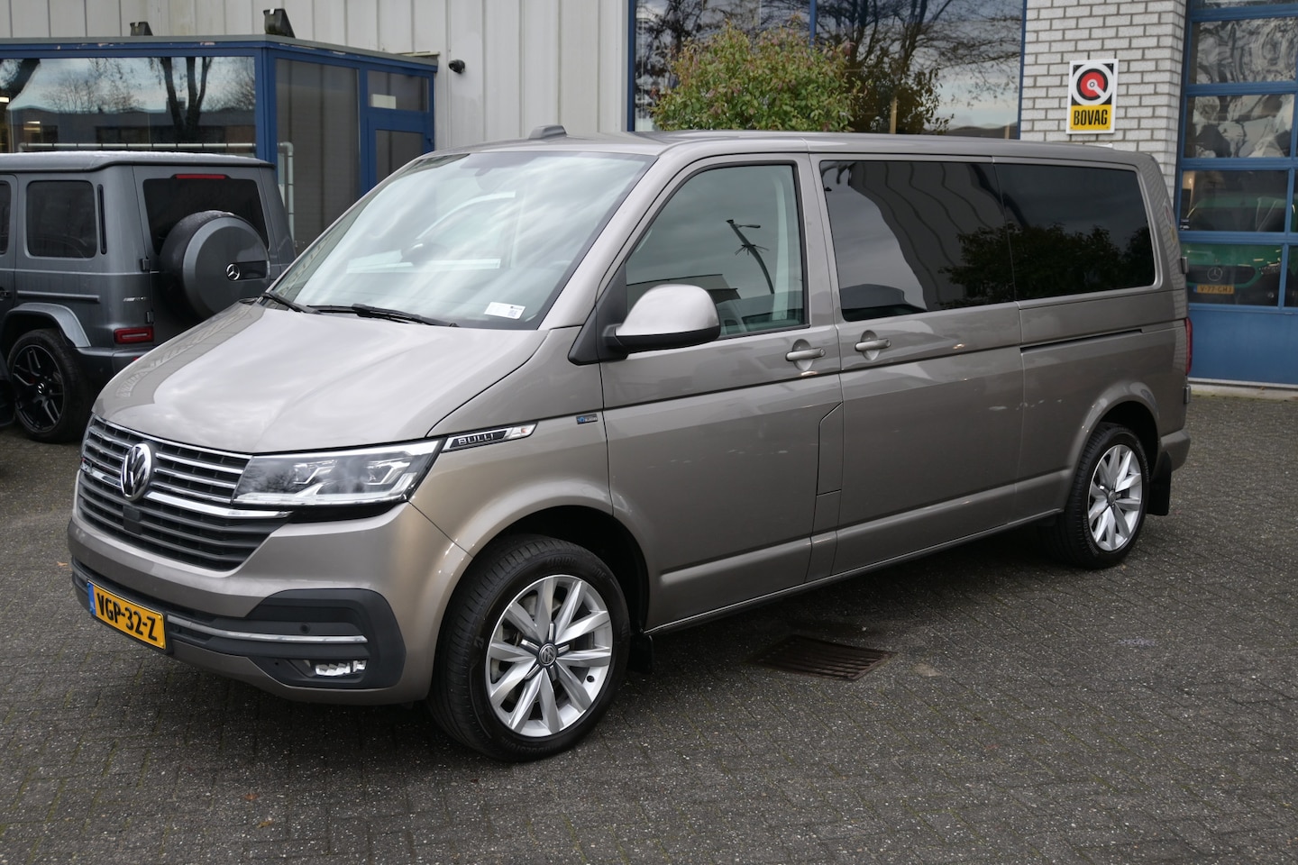 Volkswagen Transporter - 2.0 TDI L2H1 28 4Motion Bulli L en R schuifdeur, Glaslook panelen - AutoWereld.nl