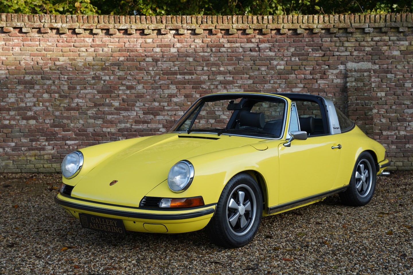 Porsche 911 Targa - T 2.4 Targa Extensive restoration by Porsche Classic Partner in 2017-2018, Hellgelb with b - AutoWereld.nl