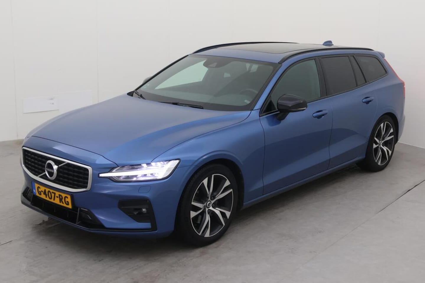 Volvo V60 - 2.0 T4 R-Design PANO LEDER H/K CARPLAY! - AutoWereld.nl