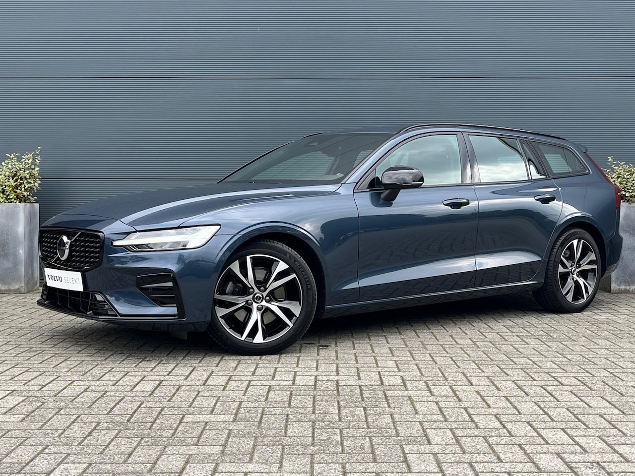 Volvo V60 - 2.0 B4 Plus Dark | Google | Pilot Assist | BLIS | Camera | - AutoWereld.nl