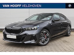 BMW 5-serie - 520i High Executive M Sport Automaat / Panoramadak / Trekhaak / Stoelventilatie / Adaptiev