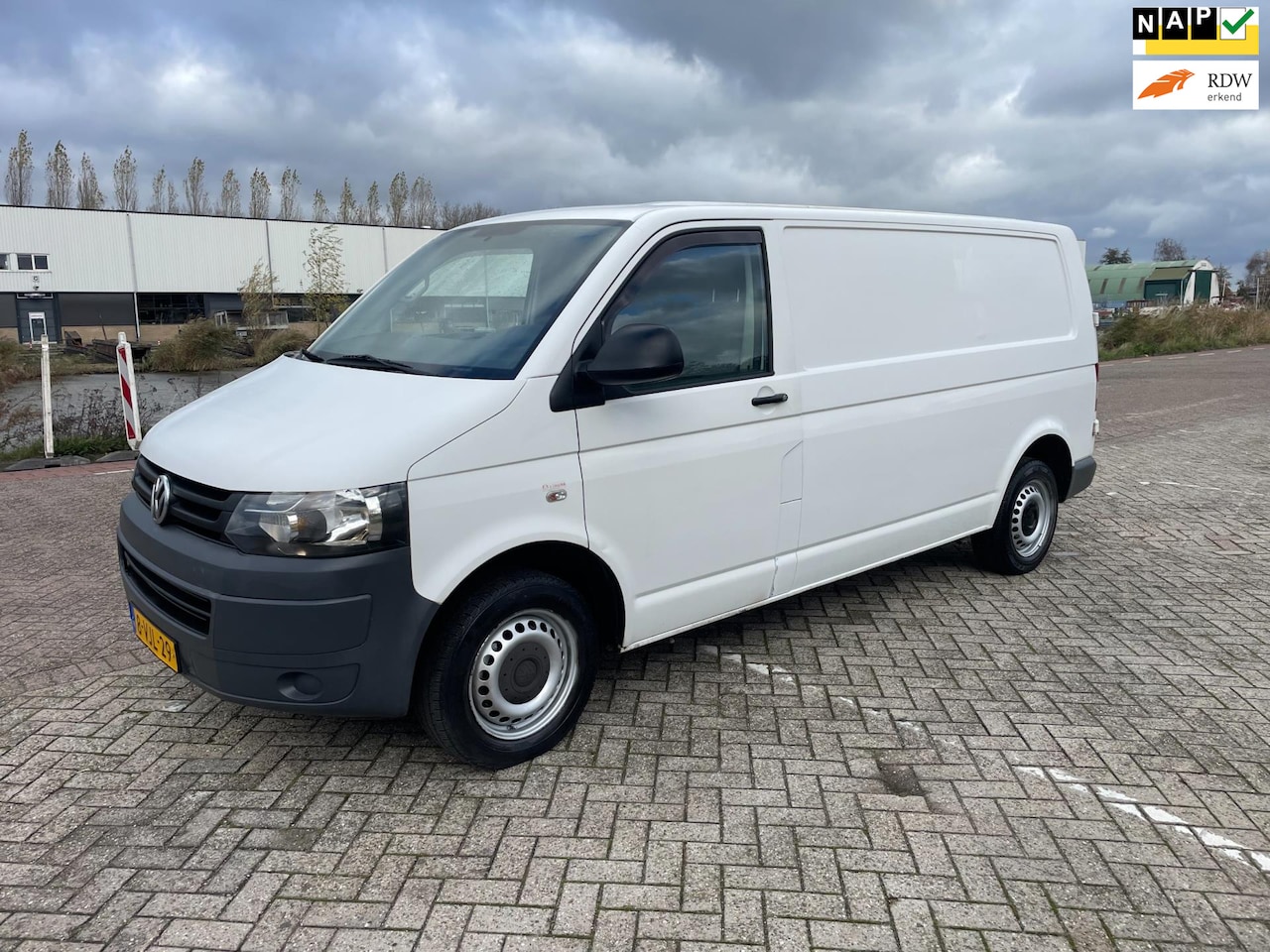 Volkswagen Transporter - 2.0 TDI L2H1!WEINIG KM:181000NAP!APK:17-06-2025!4 SLEUTELS!BANDEN GOED!TREKHAAK!75KW!102PK - AutoWereld.nl