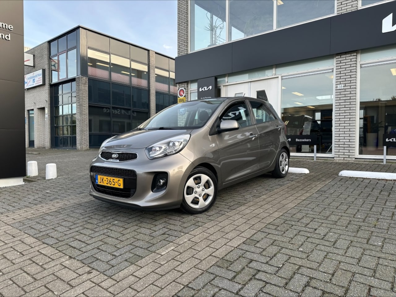 Kia Picanto - 1.0i DynamicLine 5drs. +weinig km+ - AutoWereld.nl