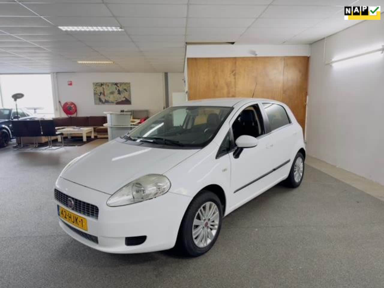 Fiat Grande Punto - 1.4 Edizione Lusso Apk Nieuw,Airco,Cruise,Lm velgen,N.A.P,5Deurs,Weinig km's,Nette staat!! - AutoWereld.nl