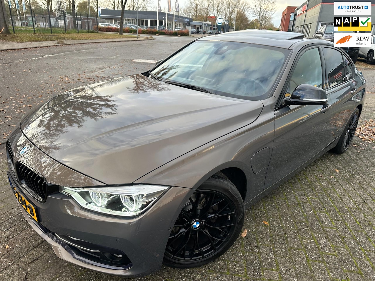 BMW 3-serie - 330e PLUG-IN HYBRID HIGH EXE INDIVIDUAL VOL LUXE DAKRAAM LEER NAP - AutoWereld.nl