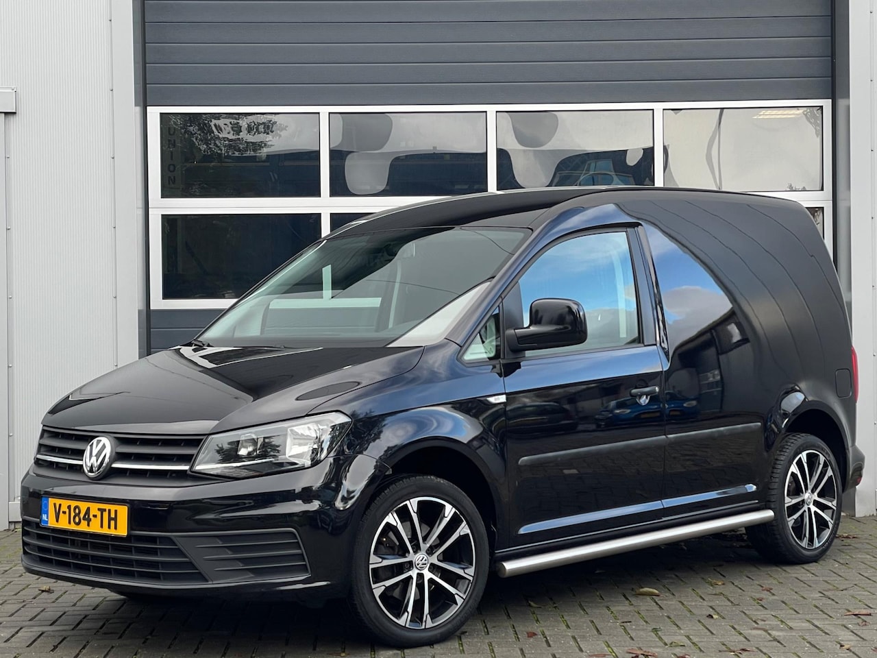 Volkswagen Caddy - 2.0 TDI L1H1 BMT Business | Airco | Sidebars | Trekhaak | Bluetooth | 17'' velgen - AutoWereld.nl