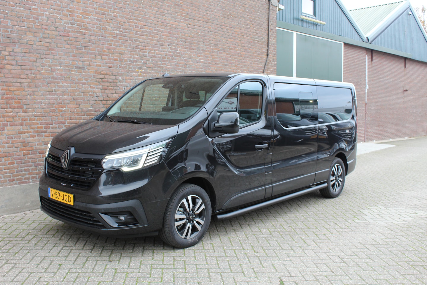 Renault Trafic - 2.0 Blue dCi EDC 170 T29 L2H1 Extra - 125th Anniversary - Dubbel Cabine / Alarm / Trekhaak - AutoWereld.nl