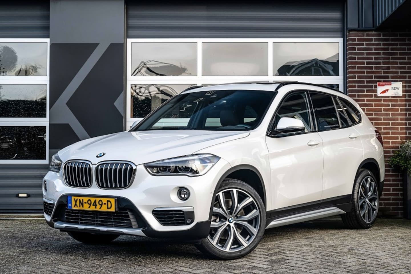 BMW X1 - sDrive20i Orange Edition III | Panorama | Head Up | Camera || 19 Inch | HIFI | - AutoWereld.nl