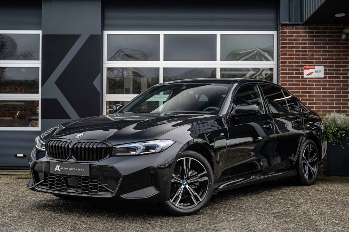 BMW 3-serie - 330e M Sport | Shadow | Widescreen | HIFI | Camera | Adpt. Led | ACC | 18 Inch | - AutoWereld.nl