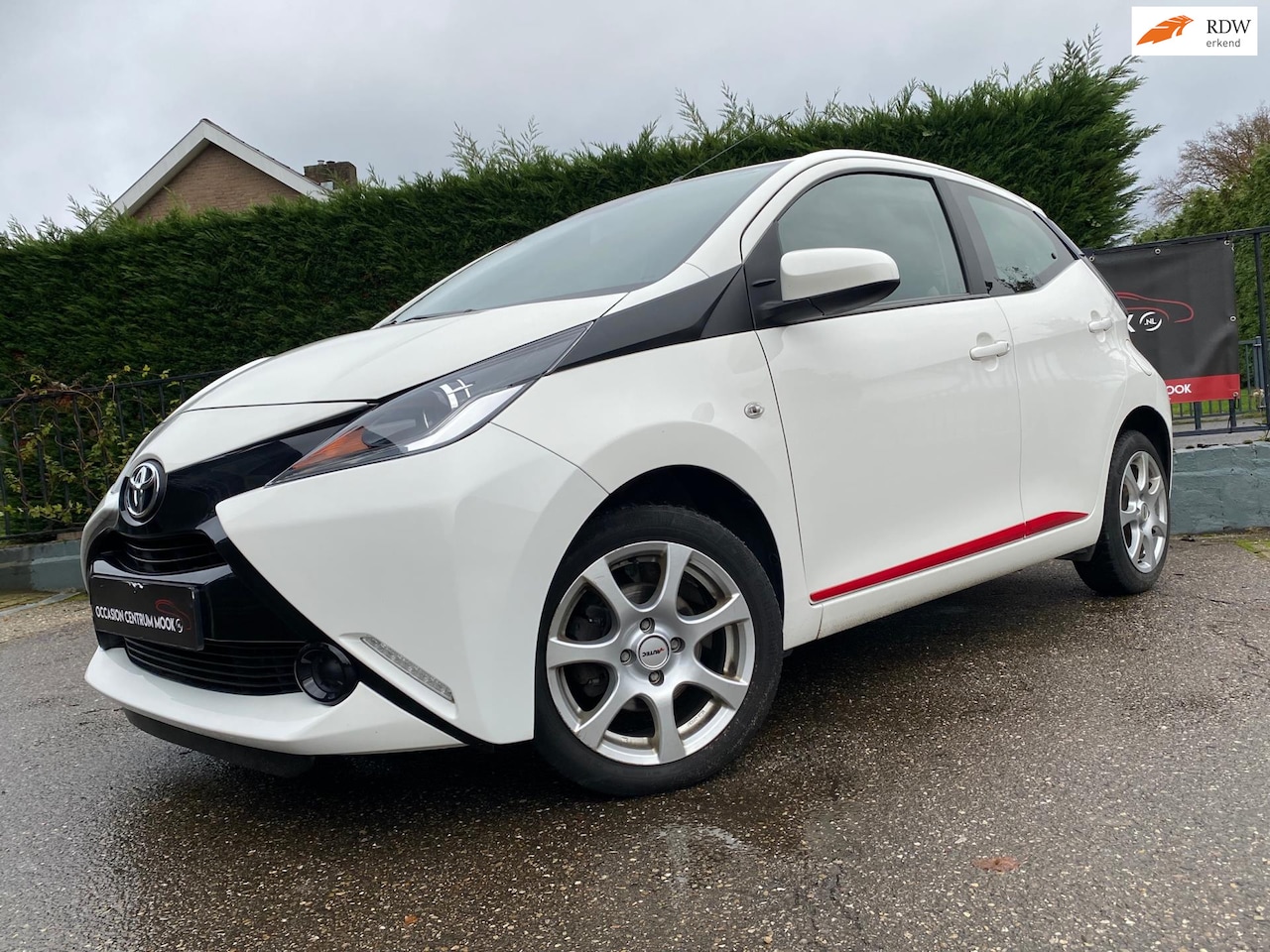 Toyota Aygo - 1.0 VVT-i x-play 1.0 VVT-i x-play,Lmv,airco,speed limit. - AutoWereld.nl