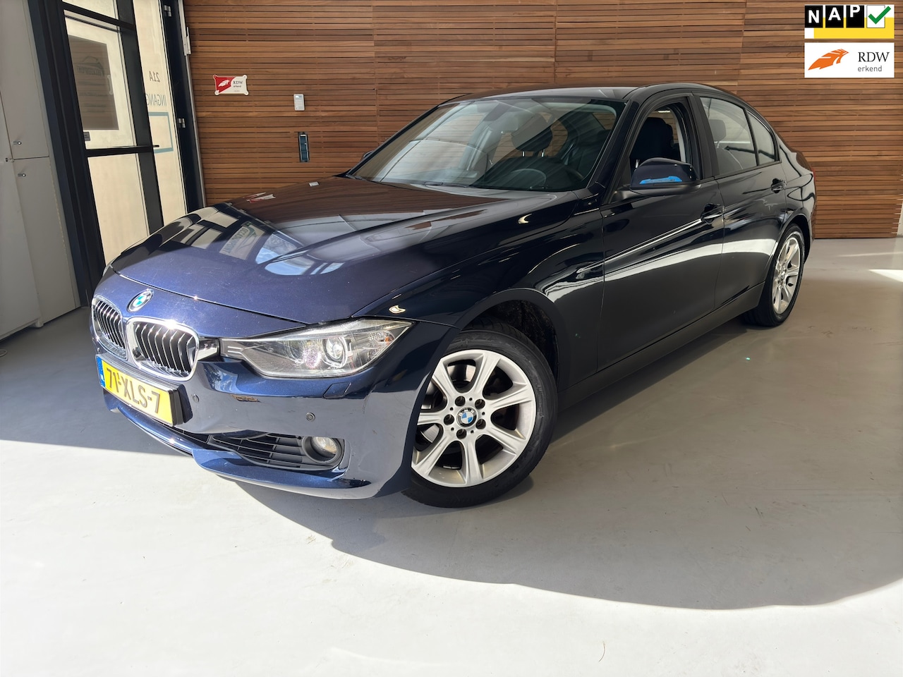 BMW 3-serie - 320i High Executive | Cruise | NAVI | Bi-Xenon | Bluetooth | P. Sensoren | Spiegel Pakket - AutoWereld.nl