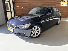 BMW 3-serie - 320i High Executive | Cruise | NAVI | Bi-Xenon | Bluetooth | P. Sensoren | Spiegel Pakket