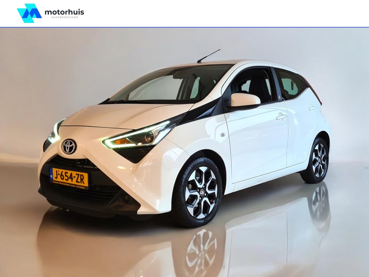 Toyota Aygo - 1.0 VVT-i 72pk x-shift 5D x-play AUTOMAAT CAMERA APPLE CARPLAY - AutoWereld.nl