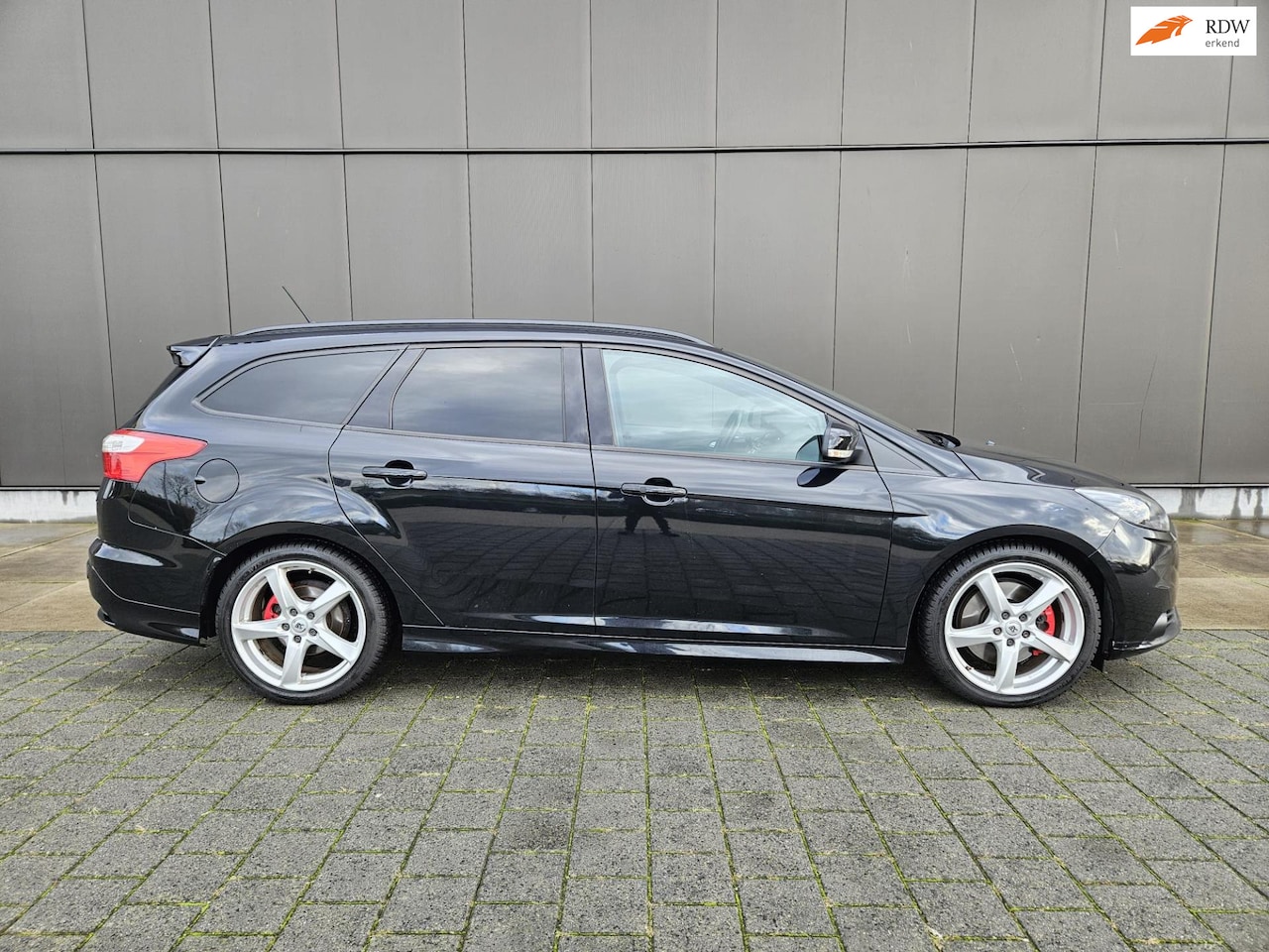 Ford Focus Wagon - 2.0 EcoBoost ST-2/ KEYLESS/ CAMERA/ RECARO/ EXTRA VELGEN/ 250PK/ 2 EIGENAREN - AutoWereld.nl