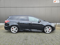 Ford Focus Wagon - 2.0 EcoBoost ST-2/ KEYLESS/ CAMERA/ RECARO/ EXTRA VELGEN/ 250PK/ 2 EIGENAREN