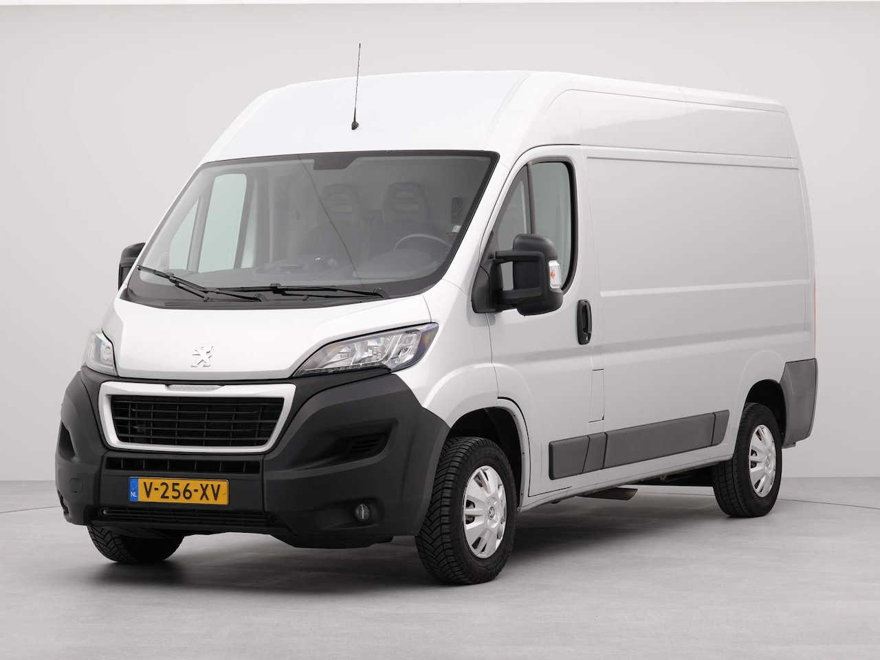 Peugeot Boxer - 330 2.0 BlueHDI L2H2 Premium Pack Navigatie | Airco - AutoWereld.nl