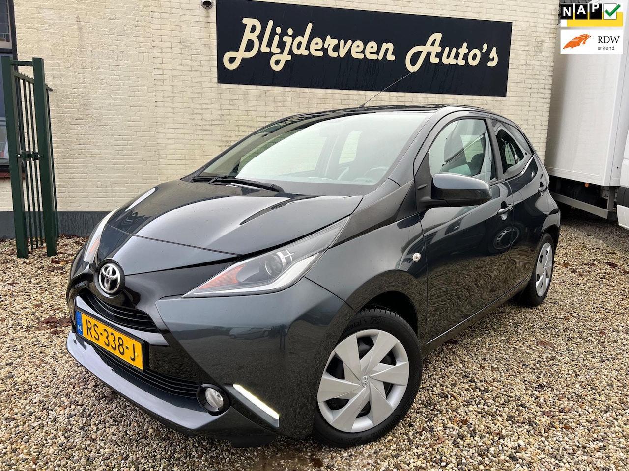 Toyota Aygo - 1.0 VVT-i x-play 73.000KM | Airco | Camera | Navi | Org. NL - AutoWereld.nl