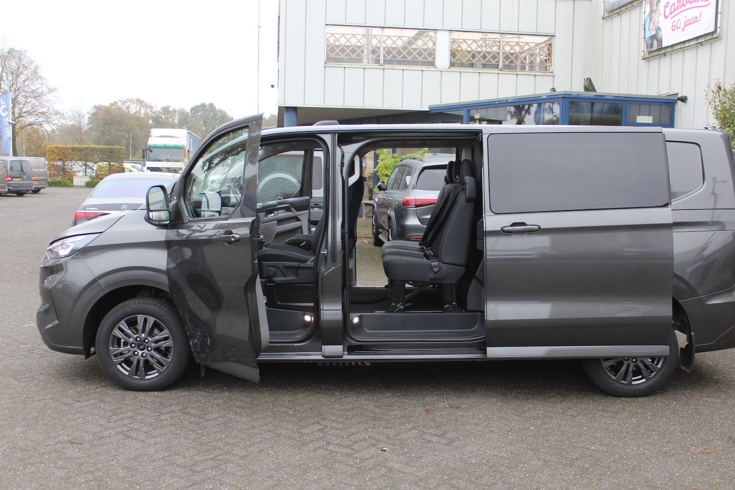 Ford Transit Custom - 300L 2.0 TDCI L2H1 Limited DC Driver Assistance Pack, Middenconsole, Inklapbare trekhaak - AutoWereld.nl